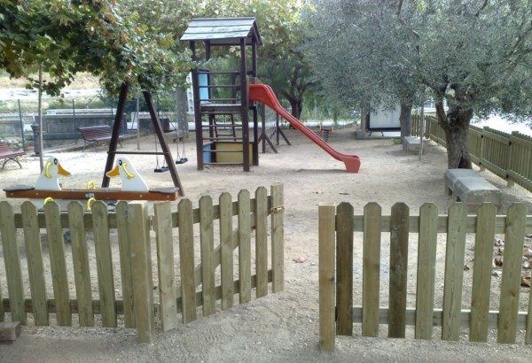 Diseño de vallas de madera tratada para parques infantiles — Santaulària  Equipamientos urbanos
