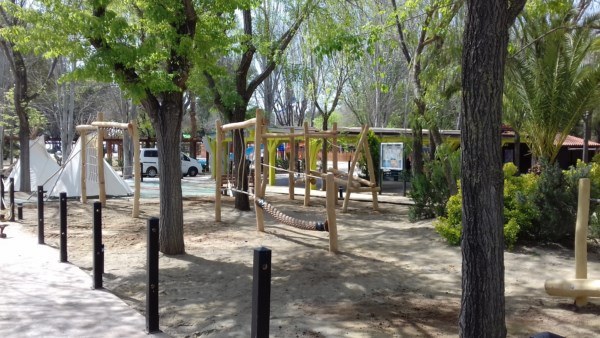 Nuevo parque infantil de Robinia en un camping de la Costa Dorada